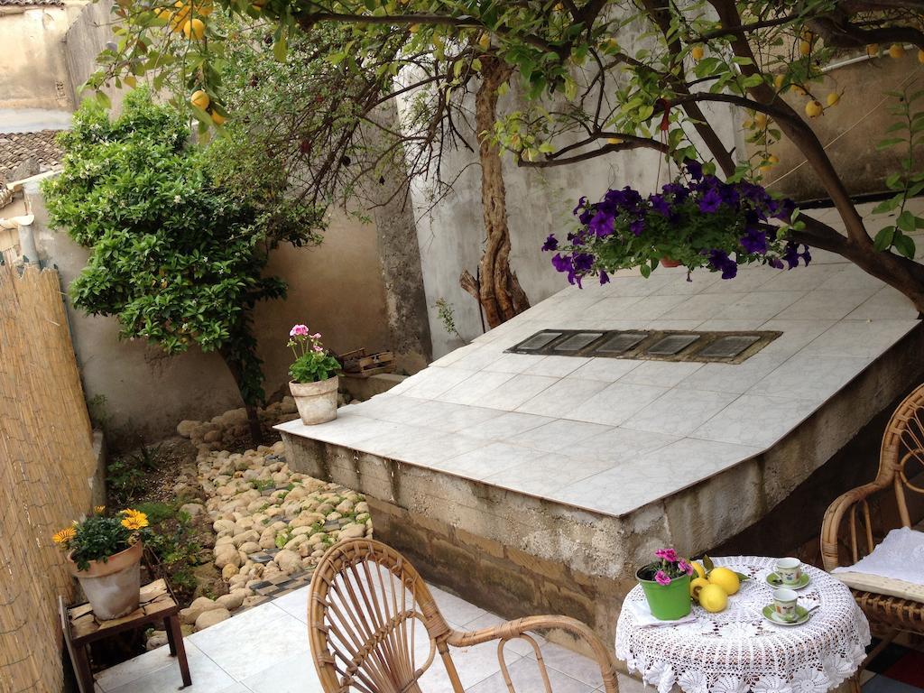 Case Vacanze Le Rose Villa Noto Exteriör bild